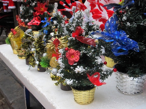Người tuyết, ông già Noel "nhảy dù" tràn ngập phố hàng Mã - 9 Cây thông Noel cỡ nhỏ được trang trí lung linh