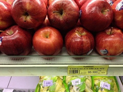 Một loại táo gala có giá rẻ hơn được bày bán ngay bên cạnh