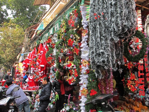 Người tuyết, ông già Noel "nhảy dù" tràn ngập phố hàng Mã - 3 Khách hàng nườm nượp đổ về khu phố hàng Mã để mua sắm