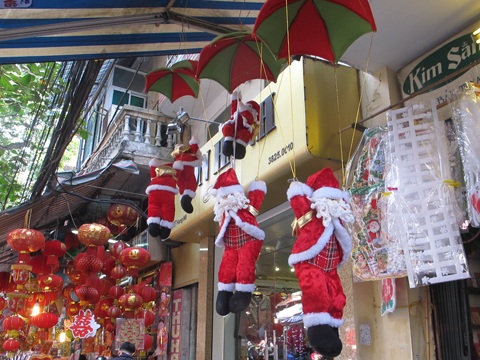 Người tuyết, ông già Noel "nhảy dù" tràn ngập phố hàng Mã - 5 Ông già Noel nhảy dù có giá từ vài chục đến vài trăm nghìn tùy theo kích cỡ