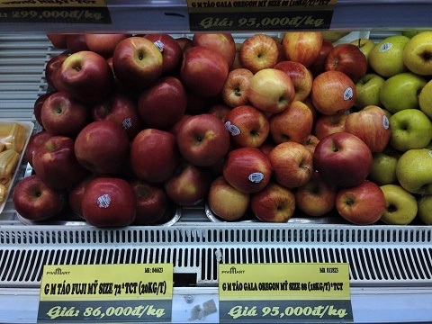 Táo Mỹ tràn ngập trên các kệ của siêu thị