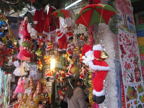 Người tuyết, ông già Noel "nhảy dù" tràn ngập phố hàng Mã - 4 Khách hàng nườm nượp đổ về khu phố hàng Mã để mua sắm