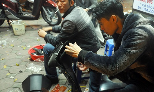 Gần Tết, thợ tân trang xe SH "hốt" bạc không ngớt tay - 5 Gần Tết, thợ tân trang xe SH hốt bạc không ngớt tay