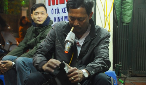 Gần Tết, thợ tân trang xe SH "hốt" bạc không ngớt tay - 9 Đèn khò làm nóng là vật dụng không thể thiếu của các thợ làm nghề trang điểm cho xe máy