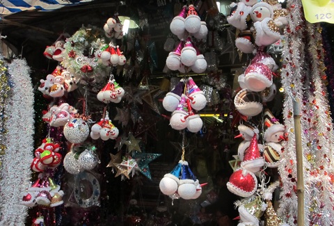Người tuyết, ông già Noel "nhảy dù" tràn ngập phố hàng Mã - 8 Bên cạnh đó là các người tuyết để trang trí trong nhà