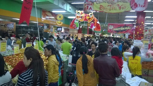 Thị trường tết: Giá bình ổn, hàng hóa đủ cho dân mua sắm - 1 Người dân đang đổ xô đi mua sắm trong những ngày cận Tết Nguyên Đán