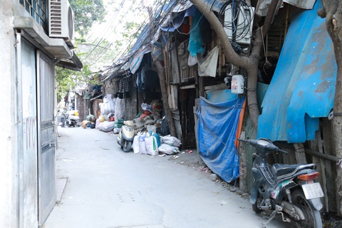 Kỳ lạ xóm “nhảy dù” buôn ve chai ở khu “đất vàng” Thủ đô - 1 Kỳ lạ xóm “nhảy dù” buôn ve chai ở khu “đất vàng” Thủ đô
