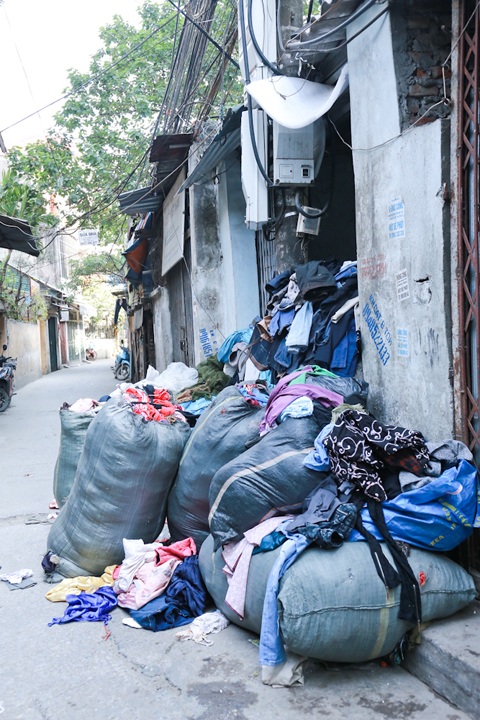 Kỳ lạ xóm “nhảy dù” buôn ve chai ở khu “đất vàng” Thủ đô - 13 Một ngách nhỏ được tận dụng làm khu bếp và vệ sinh