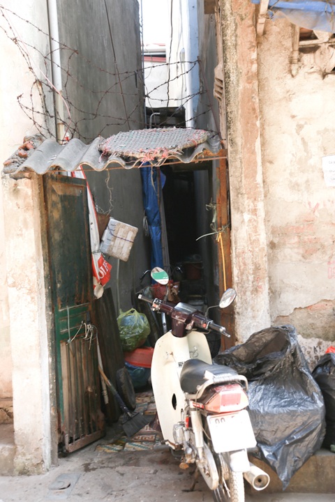 Kỳ lạ xóm “nhảy dù” buôn ve chai ở khu “đất vàng” Thủ đô - 11 Một ngách nhỏ được tận dụng làm khu bếp và vệ sinh