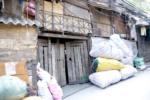 Kỳ lạ xóm “nhảy dù” buôn ve chai ở khu “đất vàng” Thủ đô - 10 Những dãy nhà chắp vá nối tiếp nhau chạy dọc theo con ngõ nhỏ ẩm thấp, tăm tối