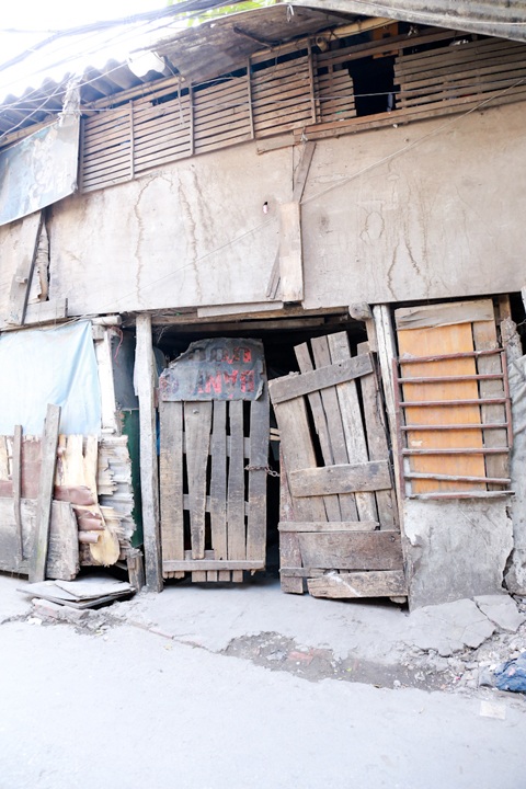 Kỳ lạ xóm “nhảy dù” buôn ve chai ở khu “đất vàng” Thủ đô - 12 Một ngách nhỏ được tận dụng làm khu bếp và vệ sinh