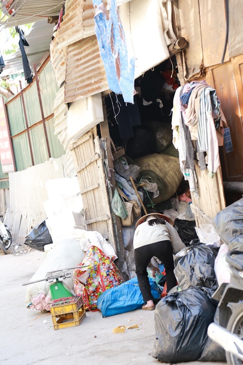 Kỳ lạ xóm “nhảy dù” buôn ve chai ở khu “đất vàng” Thủ đô - 6 Một gia đình có tới 3 thế hệ ăn ở trong ngôi nhà là nơi tập kết phế liệu