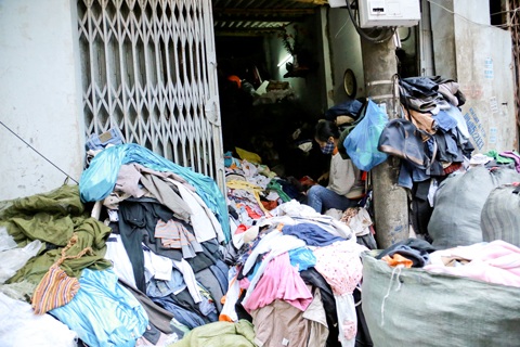 Kỳ lạ xóm “nhảy dù” buôn ve chai ở khu “đất vàng” Thủ đô - 7 Cả gian nhà ngập trong đống quần áo cũ
