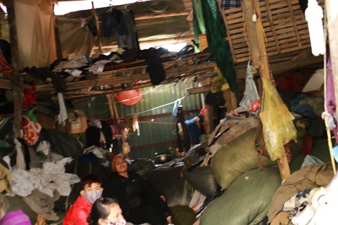 Kỳ lạ xóm “nhảy dù” buôn ve chai ở khu “đất vàng” Thủ đô - 5 Một gia đình có tới 3 thế hệ ăn ở trong ngôi nhà là nơi tập kết phế liệu