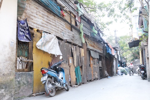 Kỳ lạ xóm “nhảy dù” buôn ve chai ở khu “đất vàng” Thủ đô - 9 Những dãy nhà chắp vá nối tiếp nhau chạy dọc theo con ngõ nhỏ ẩm thấp, tăm tối