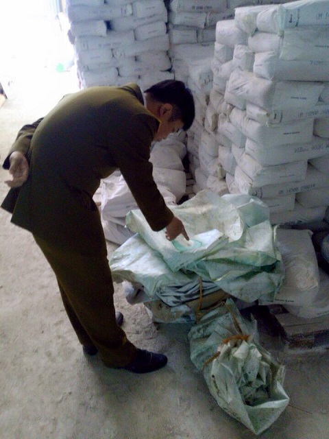 Triệt phá cơ sở sản xuất phân bón “rởm”, thu giữ 100 bao nguyên liệu "hết đát" - 1 Lực lượng quản lý thị trường kiểm tra cơ sở sản xuất phân bón rởm
