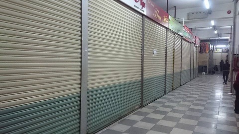 Hà Nội: Hàng trăm tiểu thương đóng quầy, nghỉ bán hàng - 1 Các gian hàng đóng cửa nghỉ bán do các tiểu thương đình công