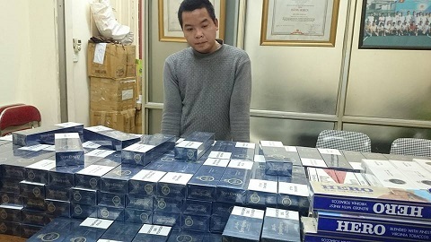 Bắt “đầu nậu” buôn hàng nghìn bao thuốc lá lậu - 1 Chử Văn Đông cùng số thuốc lá lậu bị thu giữ