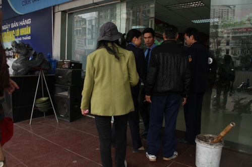 Topcare đóng cửa: Nơi hoang tàn, nơi đang phong tỏa để kiểm kê - 10 Một số khách hàng không hay biết sự việc vẫn tìm đến đây mua hàng