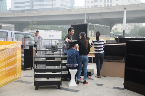 Chờ đợi xe vận chuyển tới