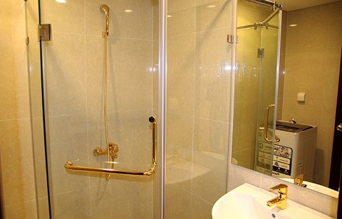Đại gia tuổi Mùi chi tiền tỷ mạ vàng cả căn chung cư cao cấp - 10 Hiện căn hộ đã hoàn thiện xong các chi tiết của 2 phòng tắm và khu vực bếp. Các kỹ sư