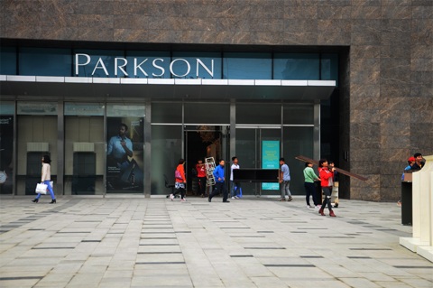 Nườm nượp người chuyển đồ đạc, hàng hóa ra khỏi Parkson