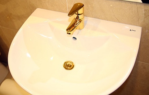 Đại gia tuổi Mùi chi tiền tỷ mạ vàng cả căn chung cư cao cấp - 3 Vòi nước và núm thoát nước ở chậu rửa mặt được phủ vàng