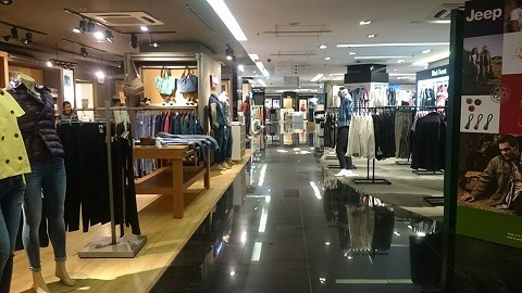 Cận cảnh ế ẩm tại trung tâm mua sắm Parkson thứ 2 tại Hà Nội - 5 Gian hàng quần áo không một bóng khách hàng, nhân viên trông hàng cũng thưa thớt vài người