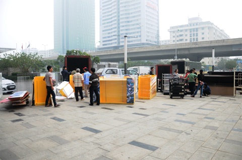 Đồ đạc chất đống trước sảnh của tòa nhà cao nhất Việt Nam