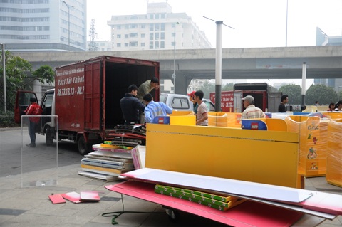 Cho lên xe vận chuyển