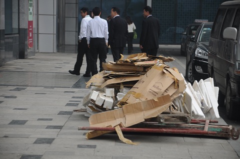 Bìa thùng gom thành đống 