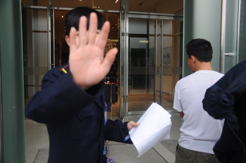 Bảo vệ không cho người ngoài ngó nghiêng vào bên trong TTTM Parkson