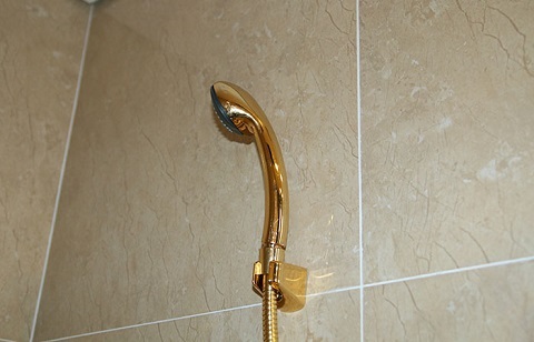 Đại gia tuổi Mùi chi tiền tỷ mạ vàng cả căn chung cư cao cấp - 6 Vòi hoa sen và giá đỡ đều phủ lớp vàng 24k