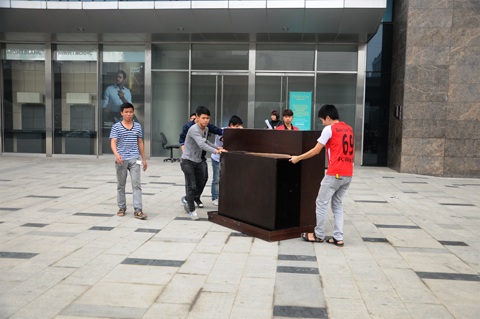 Nhân viên vận chuyển qua trưa do quá nhiều đồ đạc