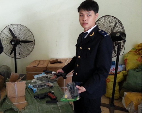 Buôn lậu đồ chơi bạo lực gia tăng dịp Tết - 1 Đồ chơi bạo lực bị thu giữ