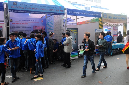70 trường ĐH, CĐ mang "đặc sản" tới ngày hội tư vấn tuyển sinh tại Hà Nội - 2 Tham gia ngày hội tư vấn