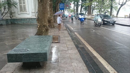 Ghế đá cổ vừa được phục dựng lại nhưng chưa được ưng ý.