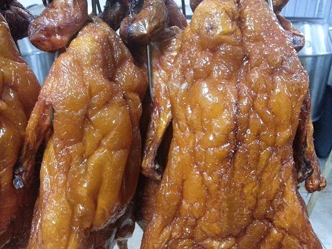 Rùng mình với cơ sở “phù phép” vịt thành vàng óng ở Hà Nội - 1 Vịt được nhuộm phẩm màu thành vàng óng