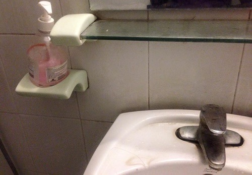 Mối nguy hại từ nước rửa tay kém chất lượng - 1 Mối nguy hại từ nước rửa tay kém chất lượng