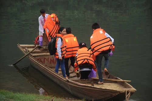 Chùm ảnh: Học sinh lớp 6 tự chèo thuyền đi học - 6 Các em học sinh chèo lên 3 chiếc thuyền được neo gần bờ sông cách trường học gần 1km