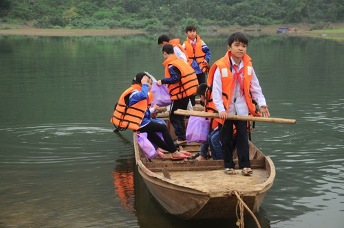 Chùm ảnh: Học sinh lớp 6 tự chèo thuyền đi học - 7 Các em học sinh chèo lên 3 chiếc thuyền được neo gần bờ sông cách trường học gần 1km