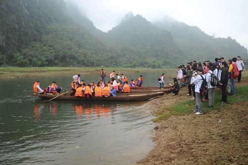Chùm ảnh: Học sinh lớp 6 tự chèo thuyền đi học - 9 Một em học sinh lớp 7 dùng chân chèo thuyền làm người lái đò đưa các bạn của mình qua sông
