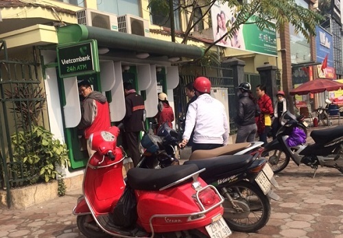 Sát Tết lại lo ngay ngáy chuyện đi rút tiền ở cây ATM - 2 Lượng người đi rút tiền dịp gần tết luôn tăng vọt