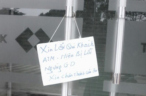 Sát Tết lại lo ngay ngáy chuyện đi rút tiền ở cây ATM - 1 Một tấm biển báo ATM bị lỗi tại khu vực Chương Mĩ (Hà Nội)