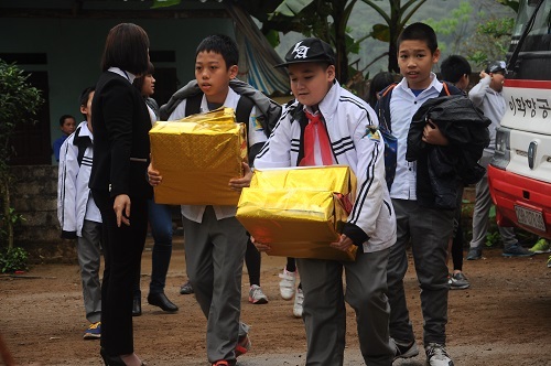 “Những trái tim tình nguyện” tặng quà học sinh nghèo vùng cao - 1 “Những trái tim tình nguyện” tặng quà học sinh nghèo vùng cao