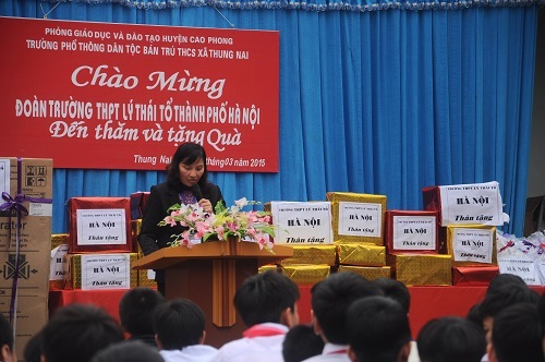 “Những trái tim tình nguyện” tặng quà học sinh nghèo vùng cao - 4 Học sinh trường THPT Lý Thái Tổ (phải) tặng quà cho em Quách Nhi có hoàn cảnh khó khăn