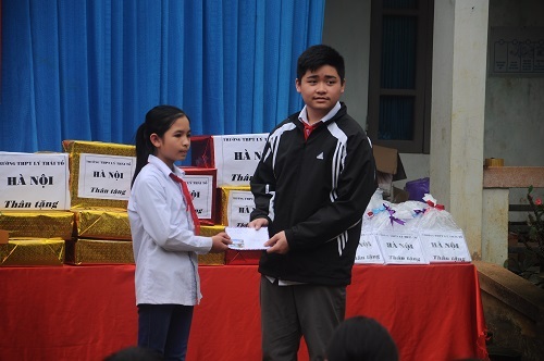 “Những trái tim tình nguyện” tặng quà học sinh nghèo vùng cao - 3 Học sinh trường THPT Lý Thái Tổ (phải) tặng quà cho em Quách Nhi có hoàn cảnh khó khăn