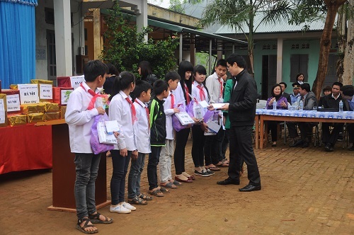 “Những trái tim tình nguyện” tặng quà học sinh nghèo vùng cao - 2 Tặng quà cho các em học sinh có thành tích học tập xuất sắc