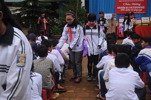 “Những trái tim tình nguyện” tặng quà học sinh nghèo vùng cao - 5 Mang những gói quà tự tay gói tặng cho các em học sinh vùng cao