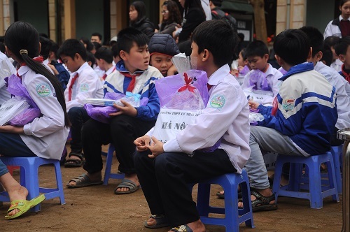 “Những trái tim tình nguyện” tặng quà học sinh nghèo vùng cao - 6 Mang những gói quà tự tay gói tặng cho các em học sinh vùng cao